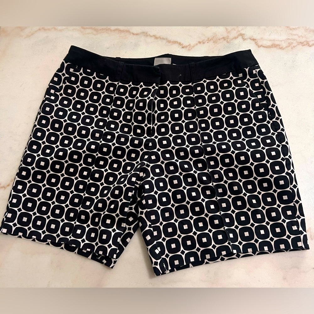 Worthington Women’s Black And White Geometric Print Shorts Size 10. 6” Inseam.